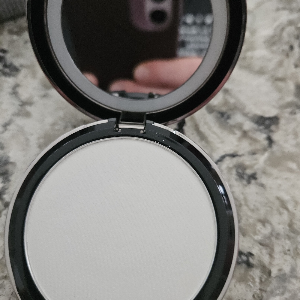 Mirabella Glow Pressed Powder In LED Compact - Picture 3 of 3